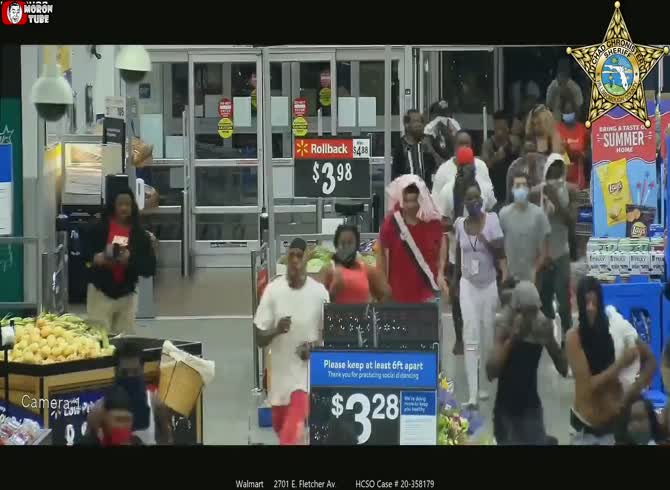 Video :Large-scale theft at a shuttered Walmart in Tampa, Florida
